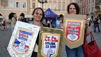 FOTO: Ženy s transparenty.