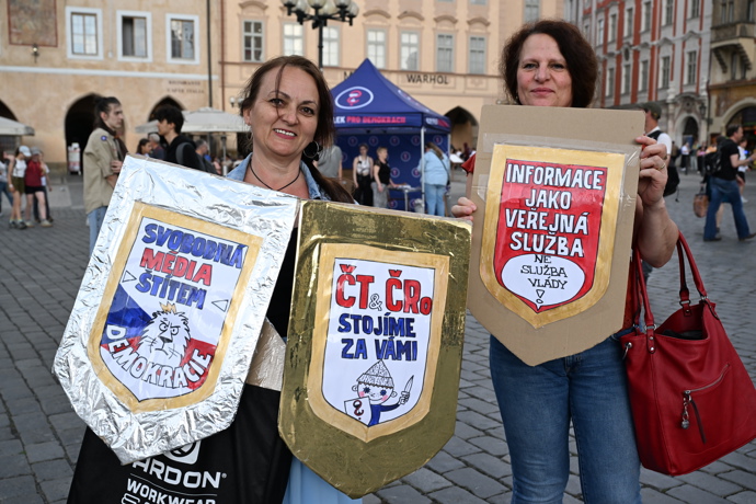 FOTO: Ženy s transparenty. – stránka 23