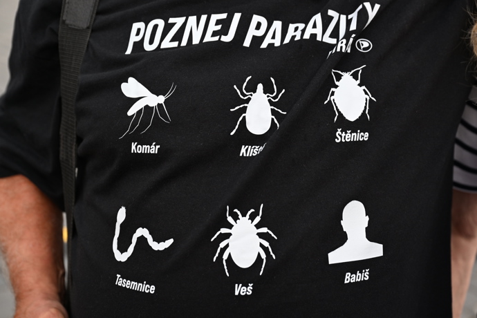 FOTO: Detail trička demonstranta. – stránka 21