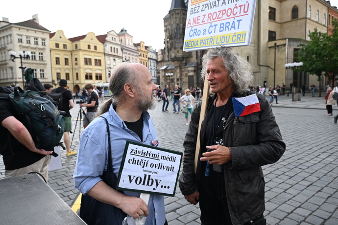 FOTO: Demonstranté na Staroměstském náměstí. – stránka 20