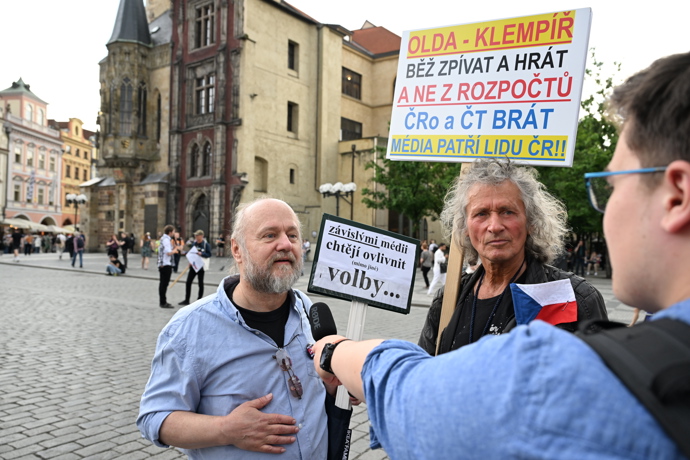 FOTO: Demonstrant na Staroměstském náěmstí. – stránka 19