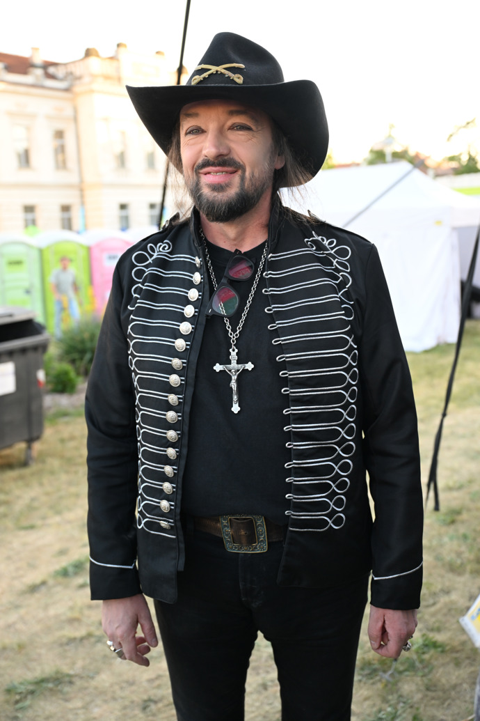 FOTO: Rockový zpěvák a kytarista Robert Kodym na festivalu Mezi ploty 2026. – stránka 3