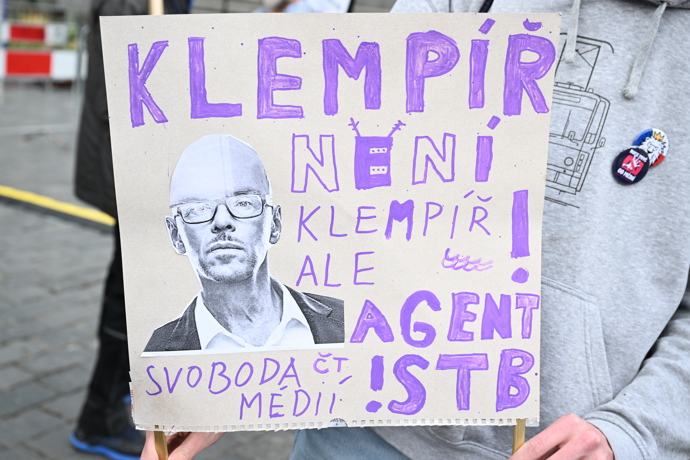 FOTO: Jeden z transparentů. – stránka 17