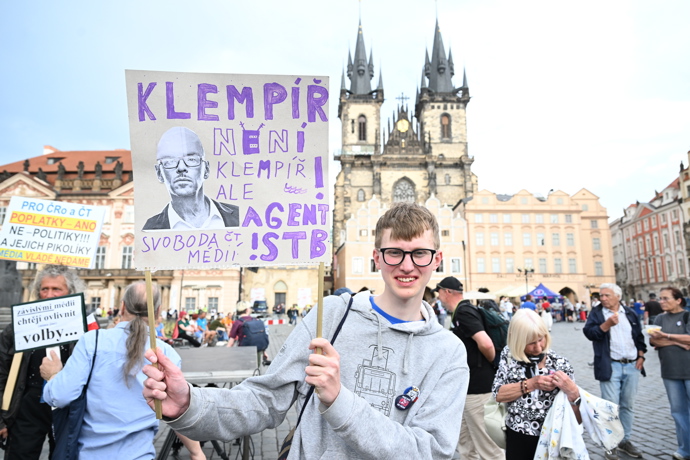 FOTO: Demonstrant na Staroměstském náměstí. – stránka 16