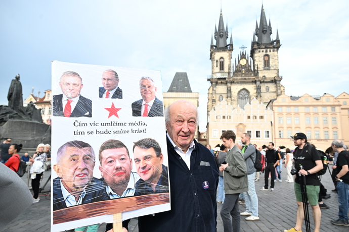 FOTO: Jeden z transparentů. – stránka 15