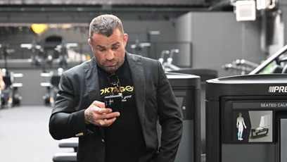 FOTO: Karlo opět na telefonu.