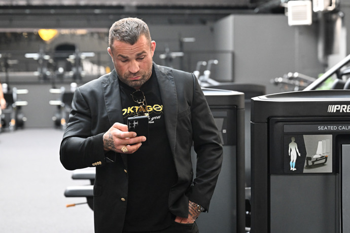 FOTO: Karlo opět na telefonu. – stránka 3