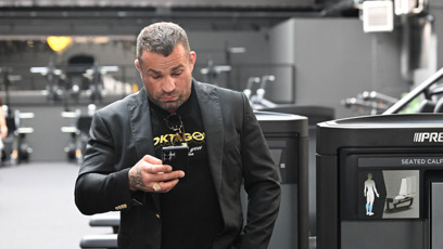 FOTO: Věmola neustále něco hledal na telefonu.