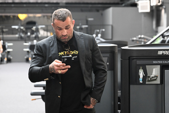 FOTO: Věmola neustále něco hledal na telefonu. – stránka 15