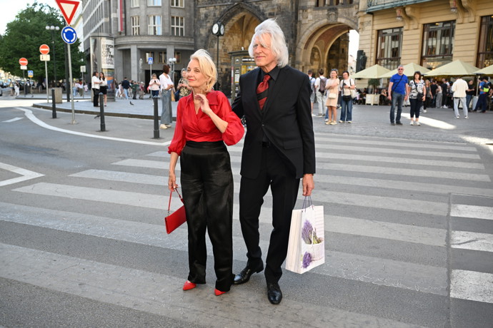 FOTO: Veronika Žilková s Ivanem Hubačem na oslavě JIřiny Bohdalové. – stránka 35
