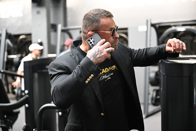 FOTO: Karlos Vémola často telefonoval. – stránka 11