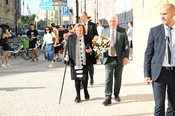 FOTO: Václav Klaus přichází na oslavu. – stránka 9