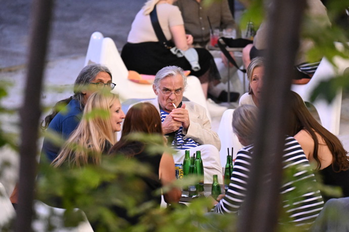 FOTO: Oldřich Kaiser si dal cigaretku.
