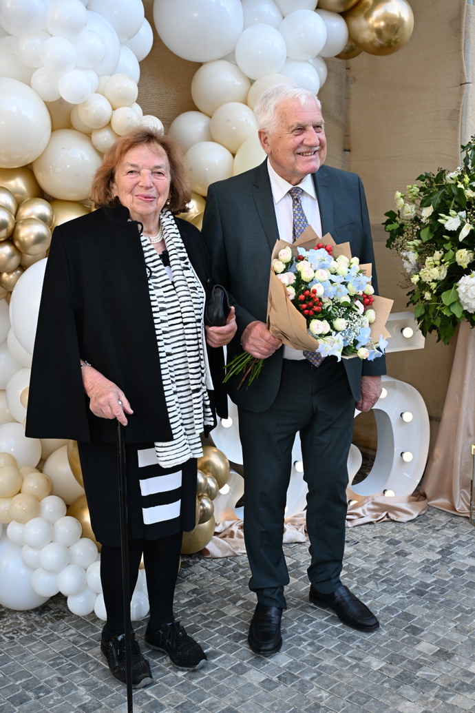 FOTO: Václav Klaus s manželkou Livií. – stránka 10