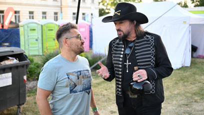 FOTO: Rockový zpěvák a kytarista Robert Kodym na festivalu Mezi ploty 2026.