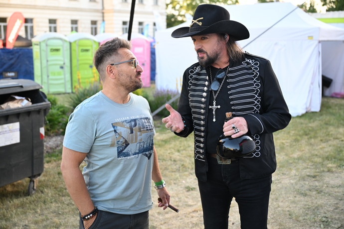 FOTO: Rockový zpěvák a kytarista Robert Kodym na festivalu Mezi ploty 2026. – stránka 61