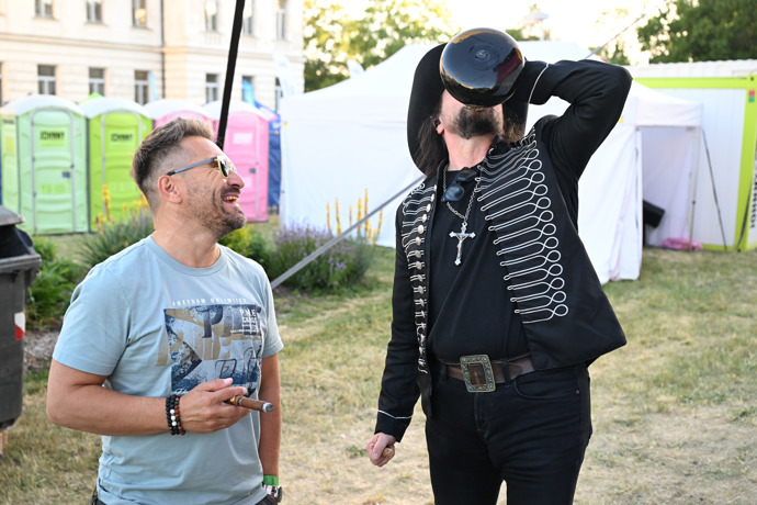 FOTO: Rockový zpěvák a kytarista Robert Kodym se předtím posilnil pitím. – stránka 2