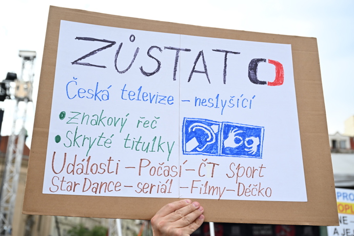 FOTO: Lidé demonstrují za veřejnoprávní média. – stránka 9