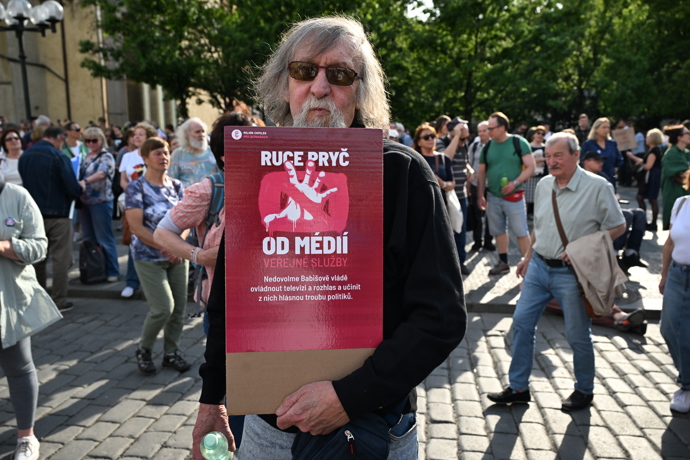 FOTO: Demonstrant s transparentem. – stránka 7