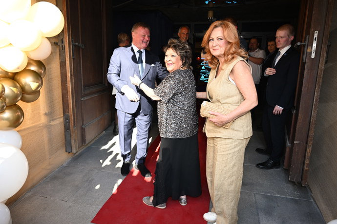 FOTO: Jiřina Bohdalová se Simonou Stašovou na oslavě. – stránka 25
