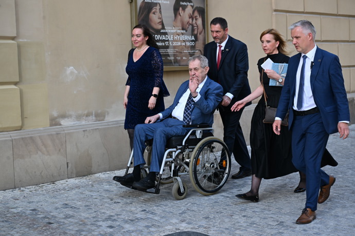 FOTO: Miloš Zeman přijel na oslavu. – stránka 18