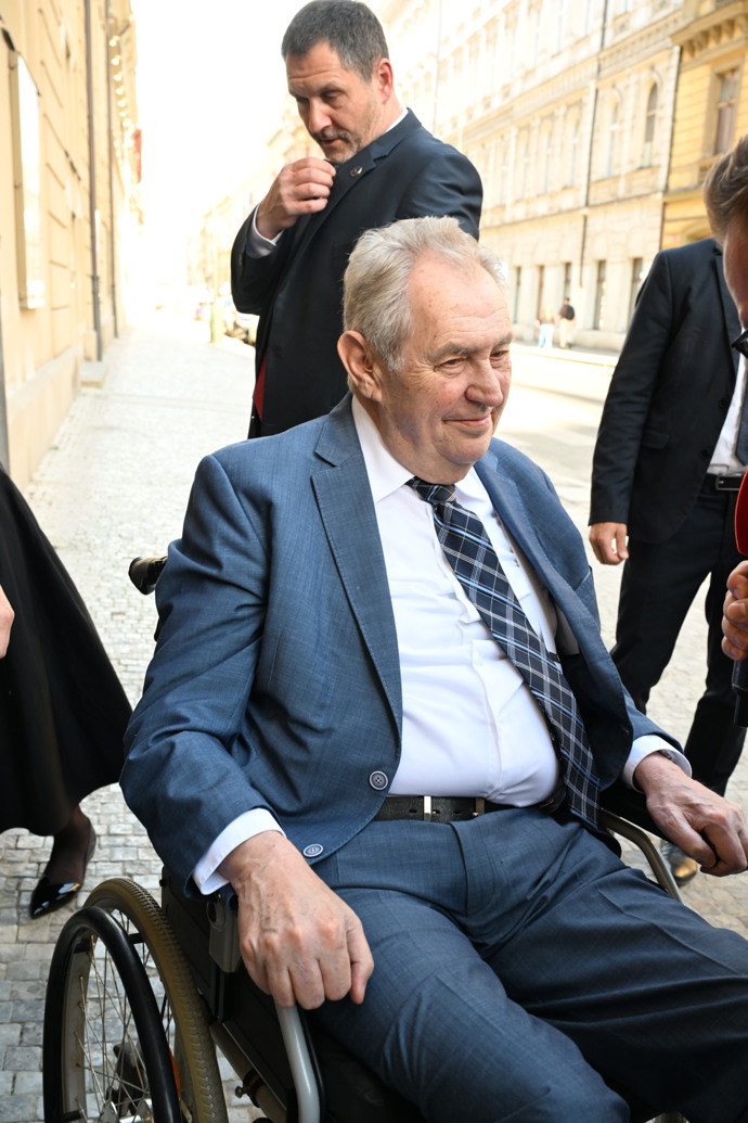 FOTO: Miloš Zeman se usmíval. – stránka 17