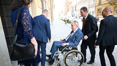 FOTO: Miloš Zeman přijíždí na oslavu.