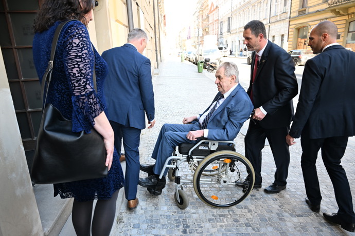 FOTO: Miloš Zeman přijíždí na oslavu. – stránka 16