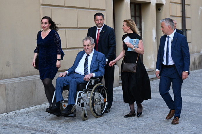 FOTO: Miloš Zeman dorazil. – stránka 15
