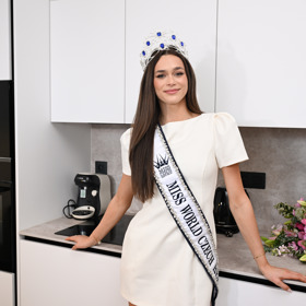 Lucie Pisková v nové kuchyni. 