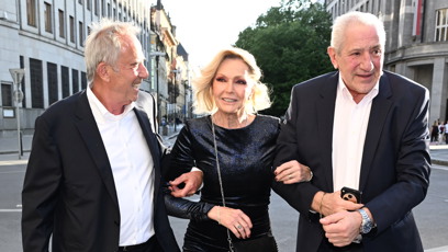 FOTO: Helena Vondráčková s doprovodem.