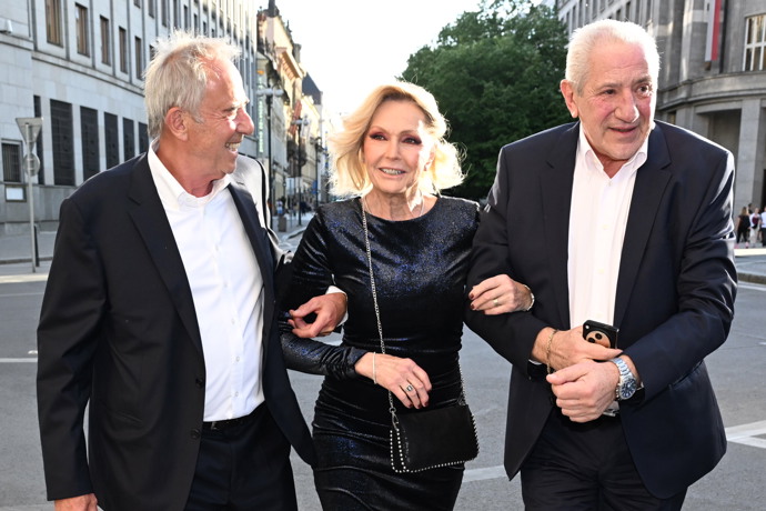 FOTO: Helena Vondráčková s doprovodem. – stránka 3