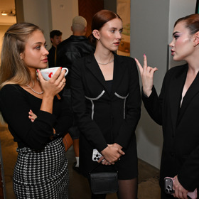 Denisa a Johy ze Survivoru při konverzaci s influencerkou Kristal Shine.
