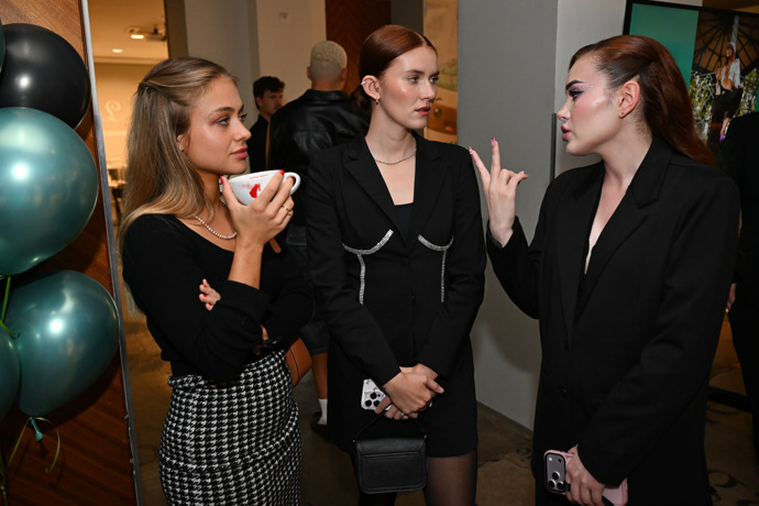 FOTO: Denisa a Johy ze Survivoru při konverzaci s influencerkou Kristal Shine. – stránka 6