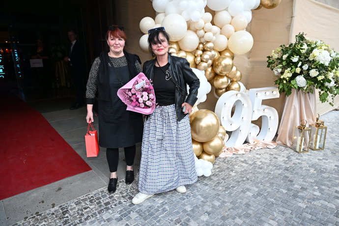 FOTO: Jana Krausová přišla poblahopřát Jiřině Bohdalové. – stránka 9