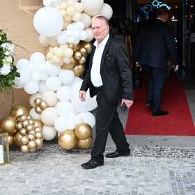 Petr Janda odcházel z narozenin Jiřiny Bohdalové sám.
