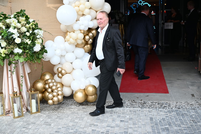 FOTO: Petr Janda odcházel z narozenin Jiřiny Bohdalové sám. – stránka 38