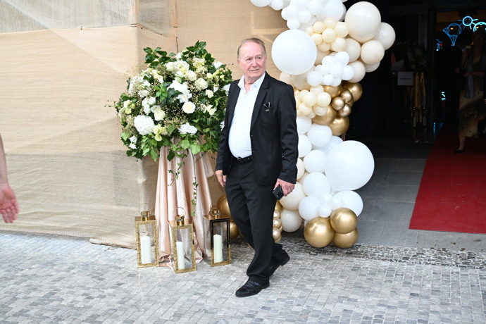 FOTO: Petr Janda odcházel z narozenin Jiřiny Bohdalové sám. – stránka 36
