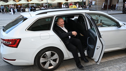 FOTO: Petr Janda odcházel z narozenin Jiřiny Bohdalové sám.