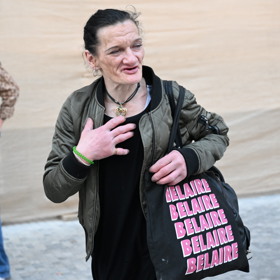 Katka Bradáčová v centru Prahy.