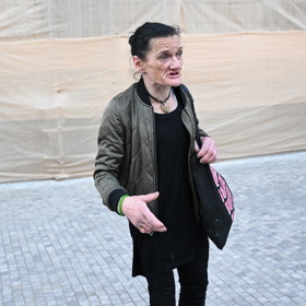 Katka Bradáčová v centru Prahy.