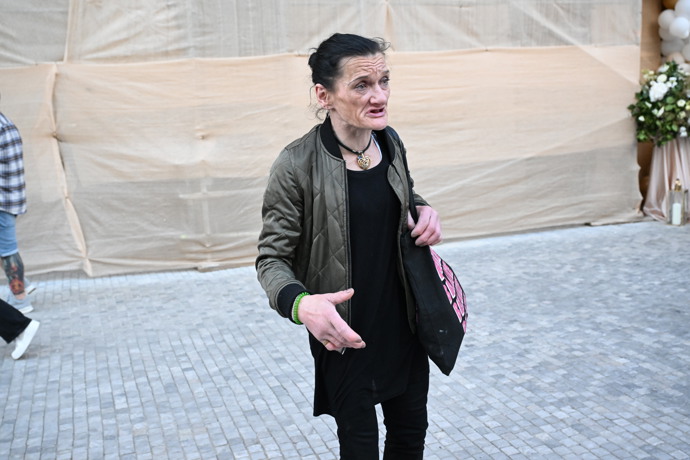 FOTO: Katka Bradáčová v centru Prahy. – stránka 12