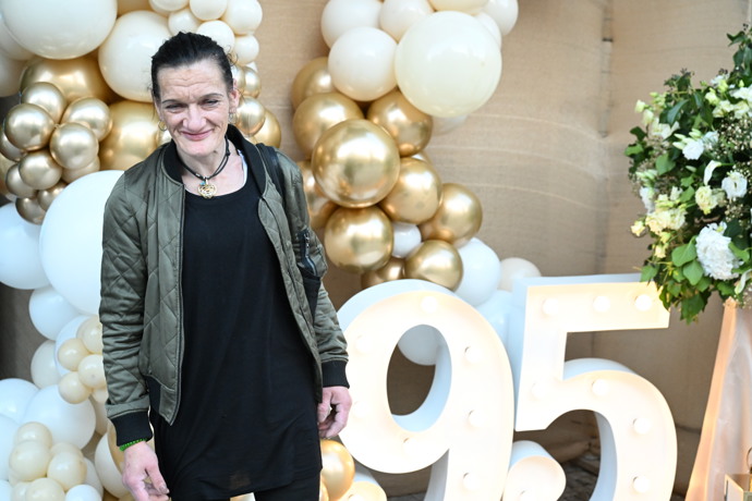 FOTO: Katka Bradáčová se vyfotila u vchodu do Hybernie, kde Jiřina Bohdalová slavila 95. – stránka 6