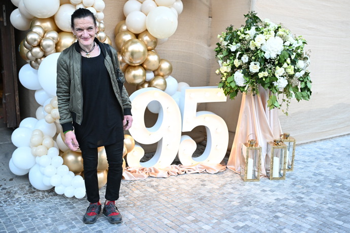 FOTO: Katka Bradáčová se vyfotila u vchodu do Hybernie, kde Jiřina Bohdalová slavila 95. – stránka 5