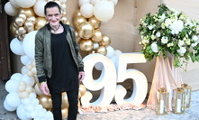 Katka Bradáčová se vyfotila u vchodu do Hybernie, kde Jiřina Bohdalová slavila 95.