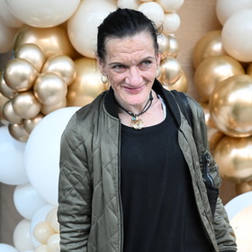 Katka Bradáčová se vyfotila u vchodu do Hybernie, kde Jiřina Bohdalová slavila 95.