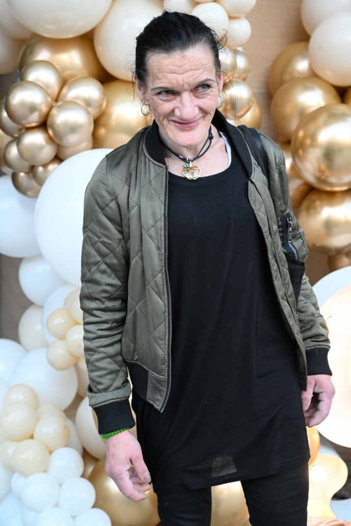 FOTO: Katka Bradáčová se vyfotila u vchodu do Hybernie, kde Jiřina Bohdalová slavila 95. – stránka 3