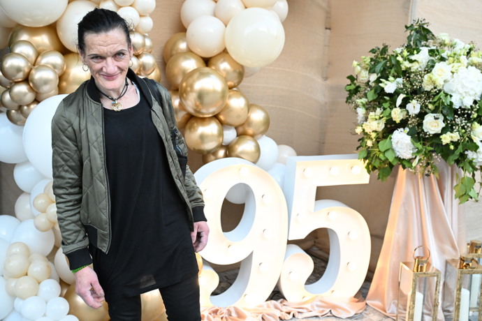 FOTO: Katka Bradáčová se vyfotila u vchodu do Hybernie, kde Jiřina Bohdalová slavila 95. – stránka 2