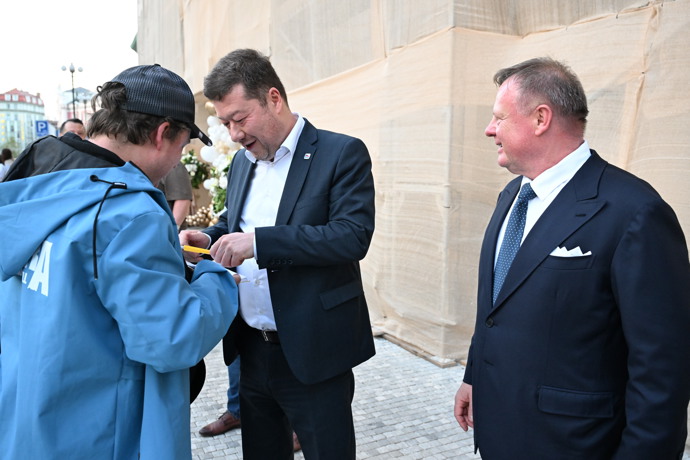 FOTO: Tomio Okamura se stihl i podepsat svým fanouškům. – stránka 5