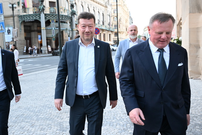 FOTO: Tomio Okamura přišel popřát Jiřině Bohdalové. – stránka 4